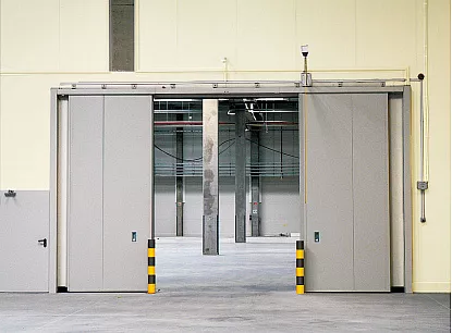 Откатные двустворчатые противопожарные ворота Doorhan в жилой комплекс